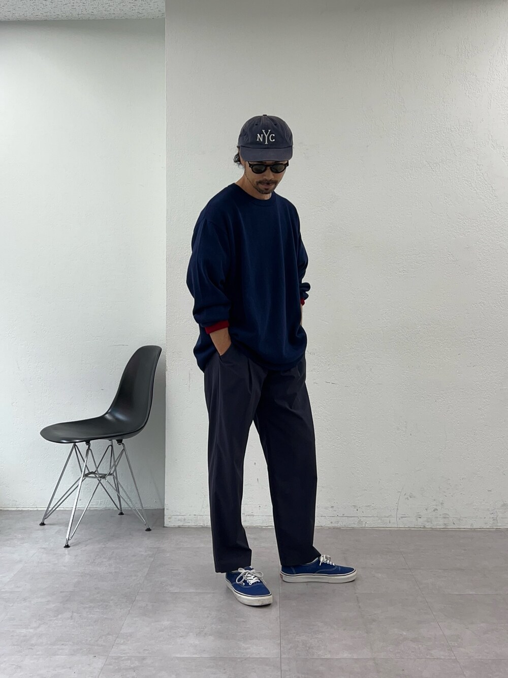 ブルー系のニット/セーター、ブルー系のその他パンツを着用したメンズの秋コーディネートの3枚目の写真