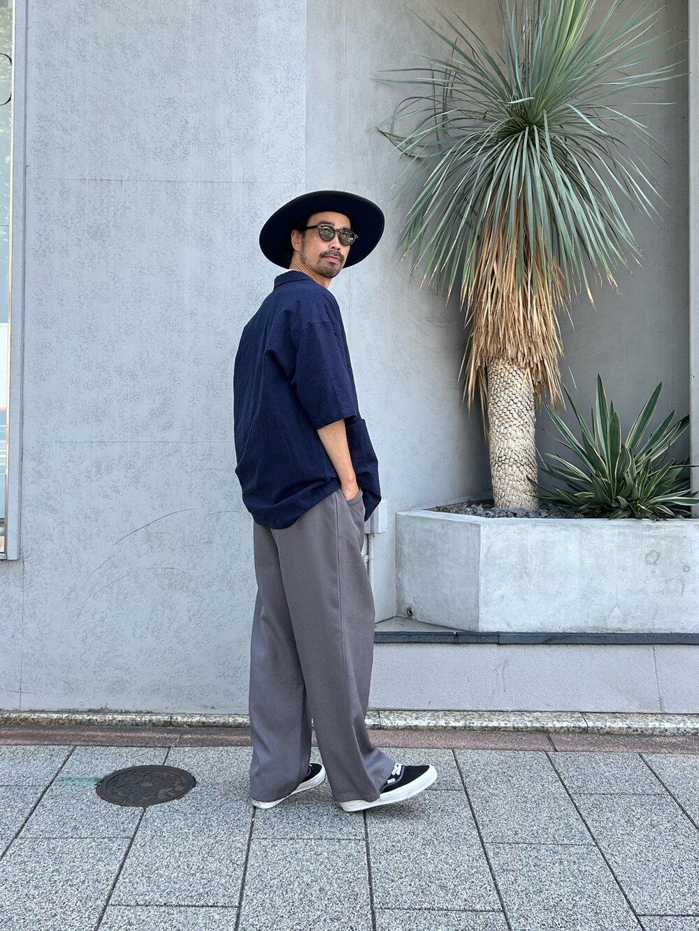 ブルー系のシャツ/ブラウス、グレー系のスラックスを着用したメンズの夏コーディネートの4枚目の写真