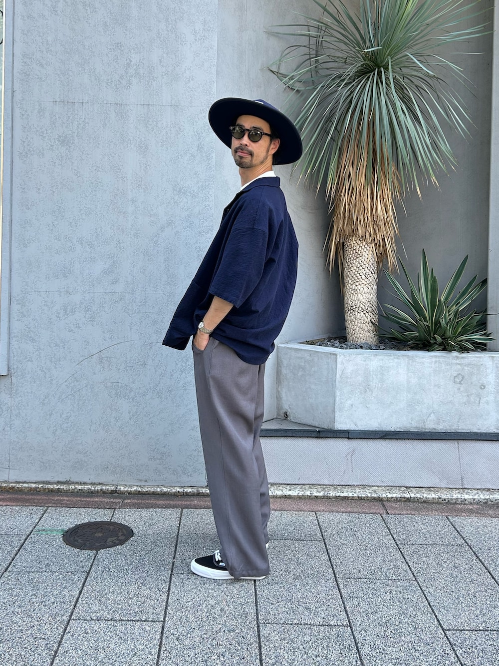 ブルー系のシャツ/ブラウス、グレー系のスラックスを着用したメンズの夏コーディネートの3枚目の写真