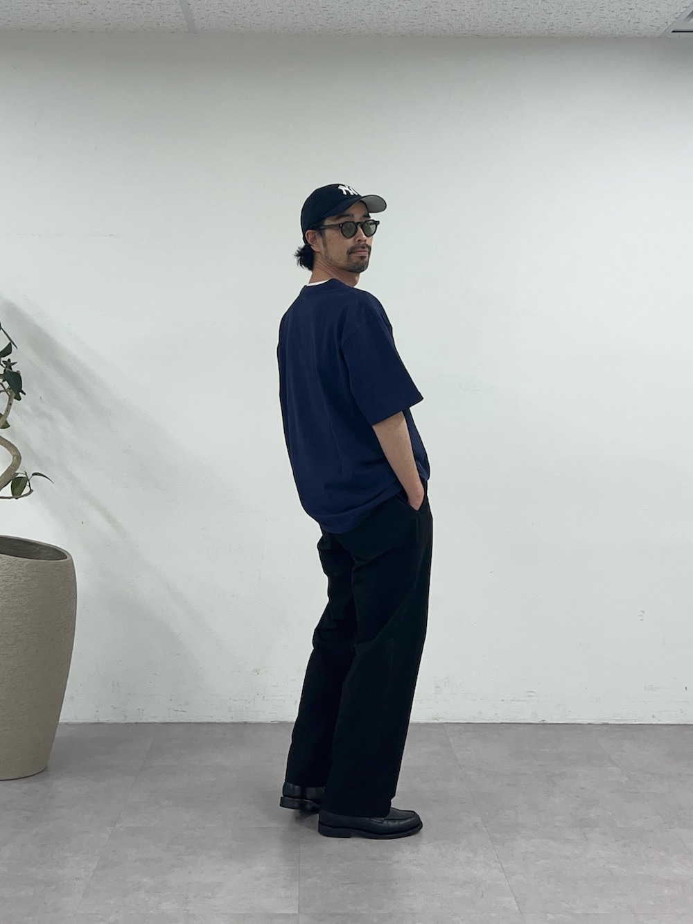 ブルー系のTシャツ/カットソー、ブラック系のその他パンツを着用したメンズの春コーディネートの3枚目の写真