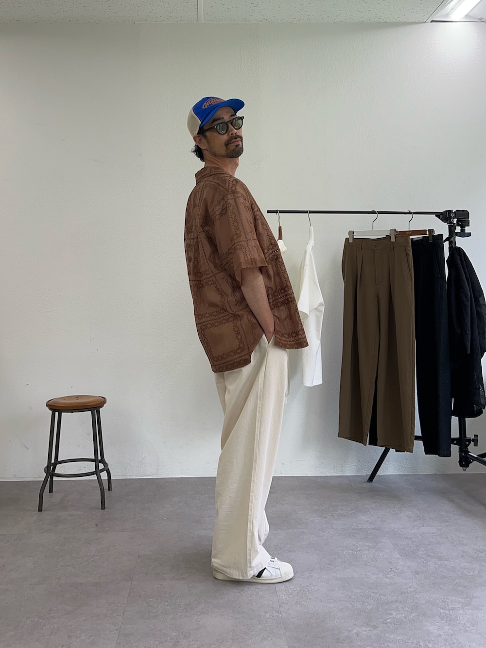 ブラウン系のシャツ/ブラウス、ホワイト系のデニムパンツ、ブルー系のキャップを着用したメンズの夏コーディネートの2枚目の写真