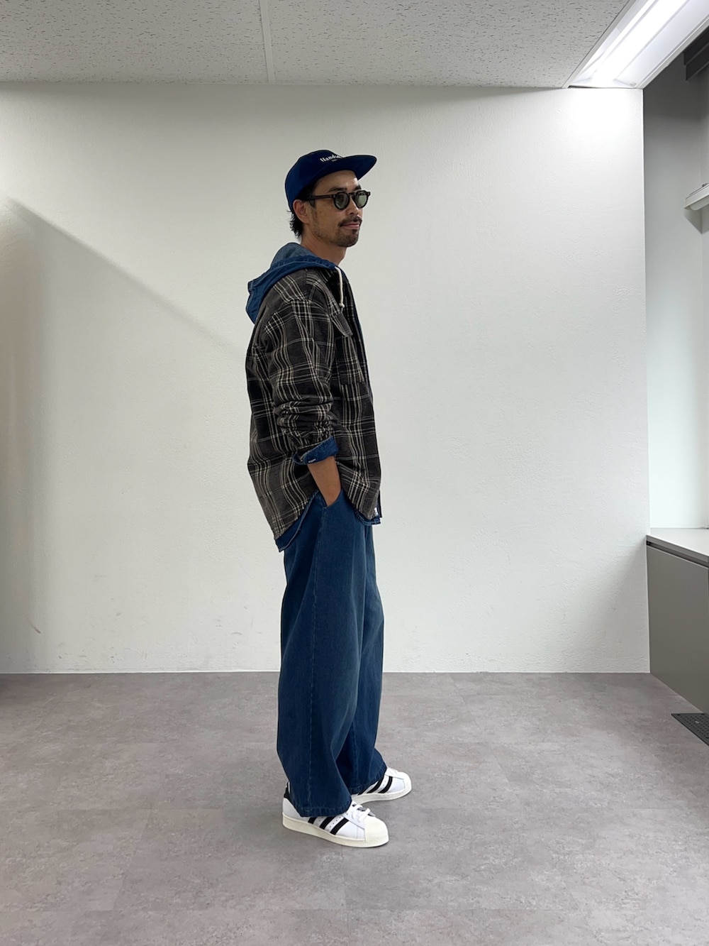 ブラウン系のシャツ/ブラウスを着用したメンズの秋コーディネートの2枚目の写真