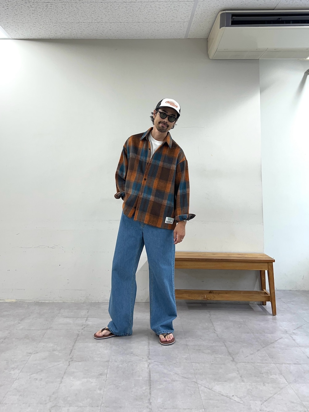 オレンジ系のシャツ/ブラウス、グレー系のキャップを着用したメンズの夏コーディネートの4枚目の写真