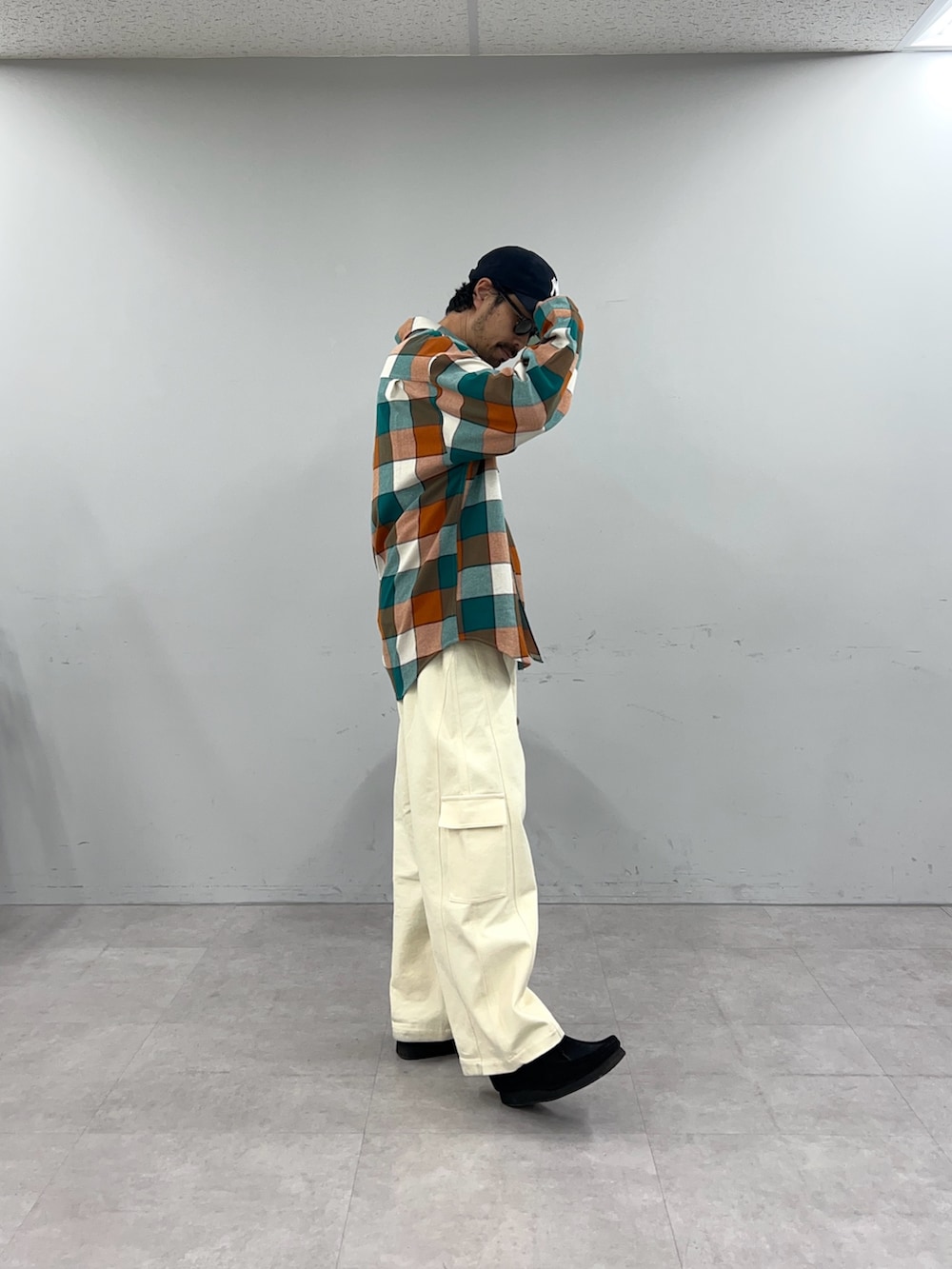 グリーン系のシャツ/ブラウス、ホワイト系のカーゴパンツを着用したメンズの冬コーディネートの3枚目の写真