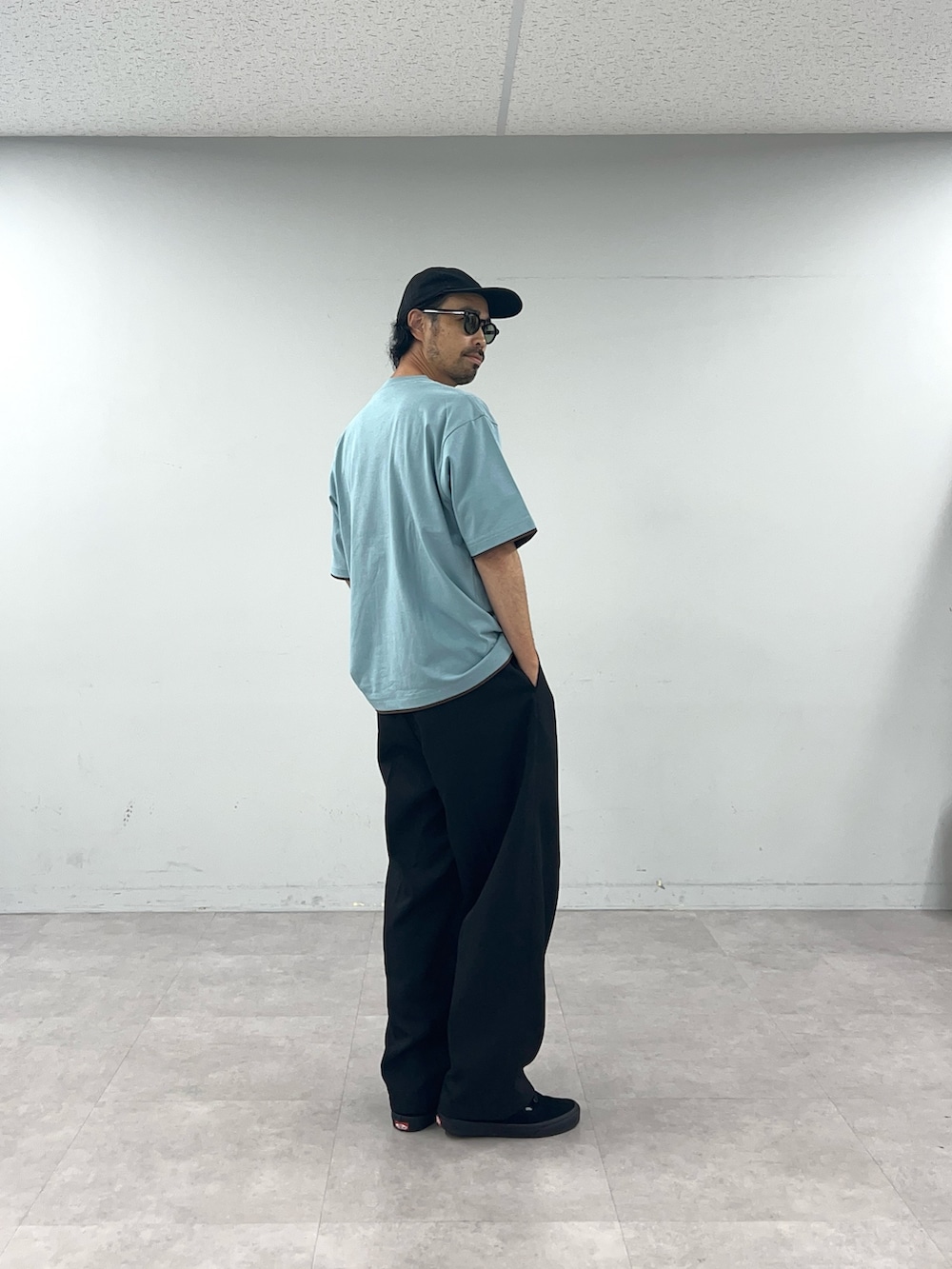 ブルー系のTシャツ/カットソーを着用したメンズの夏コーディネートの2枚目の写真