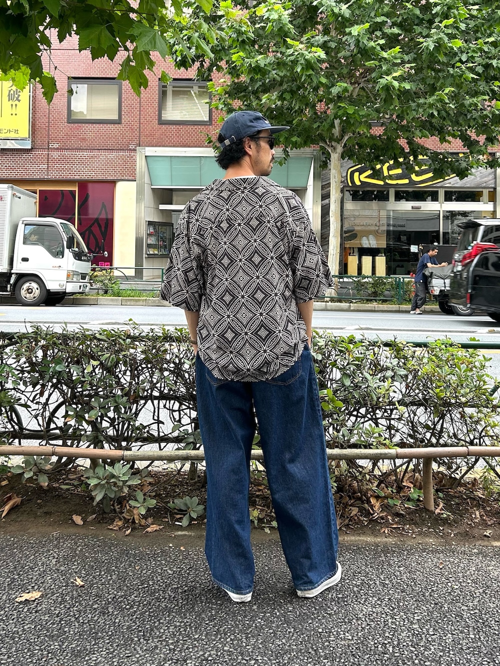 ブラック系のシャツ/ブラウス、ブルー系のデニムパンツを着用したメンズの夏コーディネートの4枚目の写真