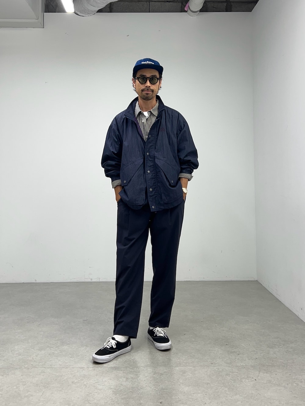 ブルー系のナイロンジャケット、ブルー系のその他パンツ、ブルー系のキャップを着用したメンズの夏コーディネートの4枚目の写真