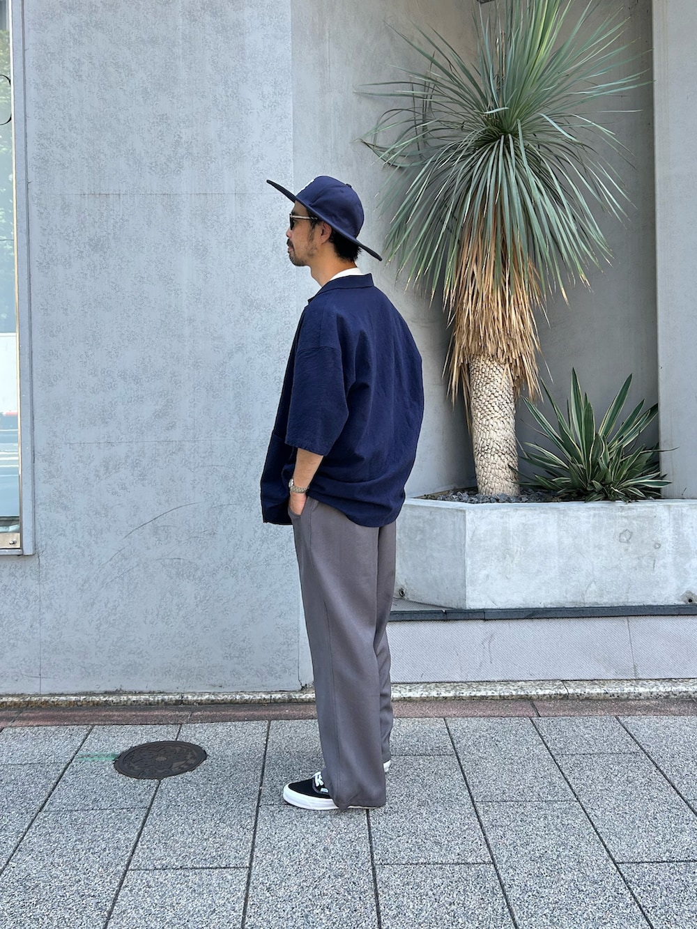 ブルー系のシャツ/ブラウス、グレー系のスラックスを着用したメンズの夏コーディネートの2枚目の写真