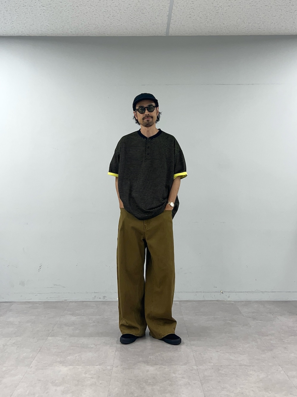 イエロー系のTシャツ/カットソー、ブラウン系のデニムパンツを着用したメンズの夏コーディネートの2枚目の写真