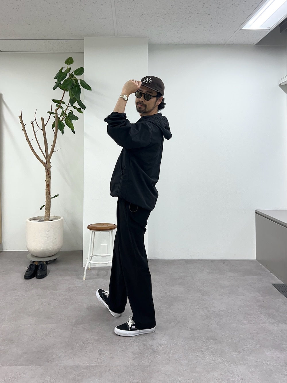 ブラック系のマウンテンパーカーを着用したメンズの春コーディネートの4枚目の写真