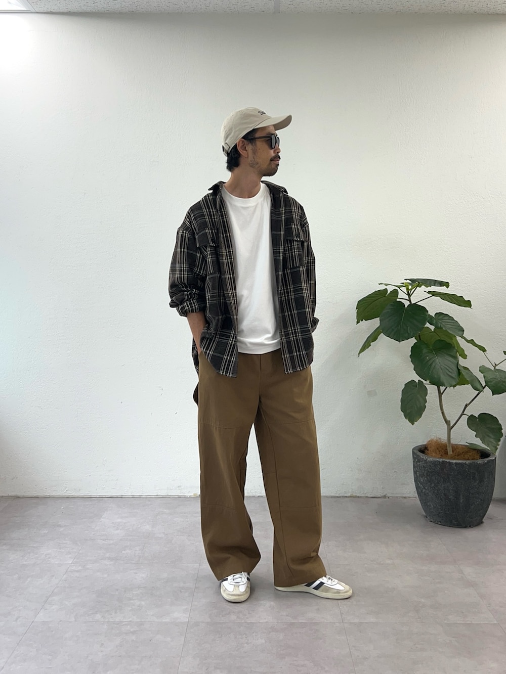 ブラウン系のシャツ/ブラウス、ブラウン系のパンツ、ホワイト系のキャップを着用したメンズの夏コーディネートの3枚目の写真