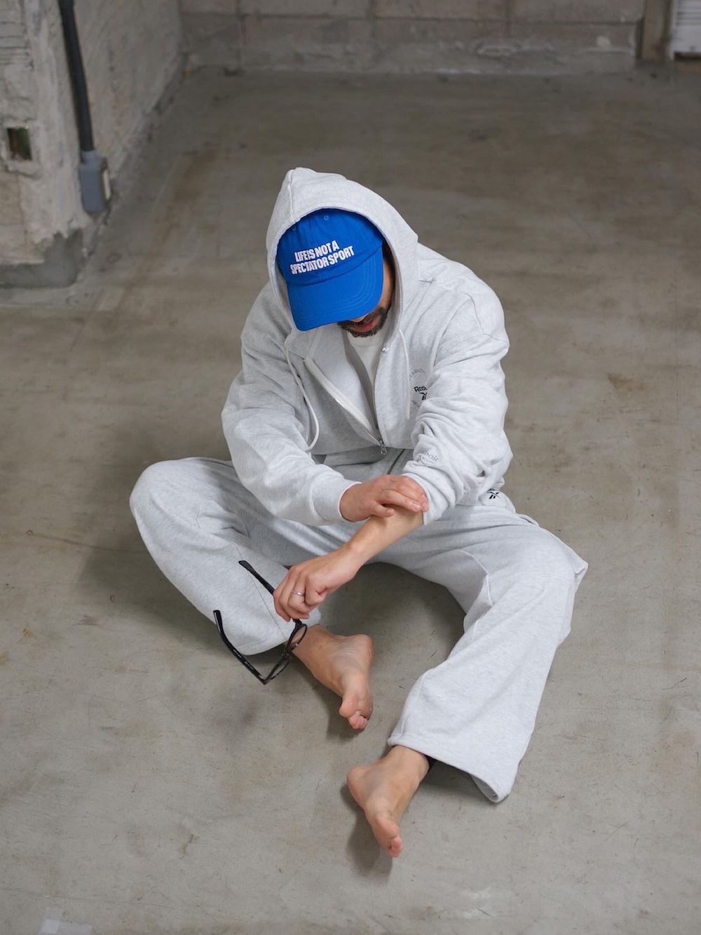 グレー系のパーカー、グレー系のスウェットパンツを着用したメンズの冬コーディネートの2枚目の写真