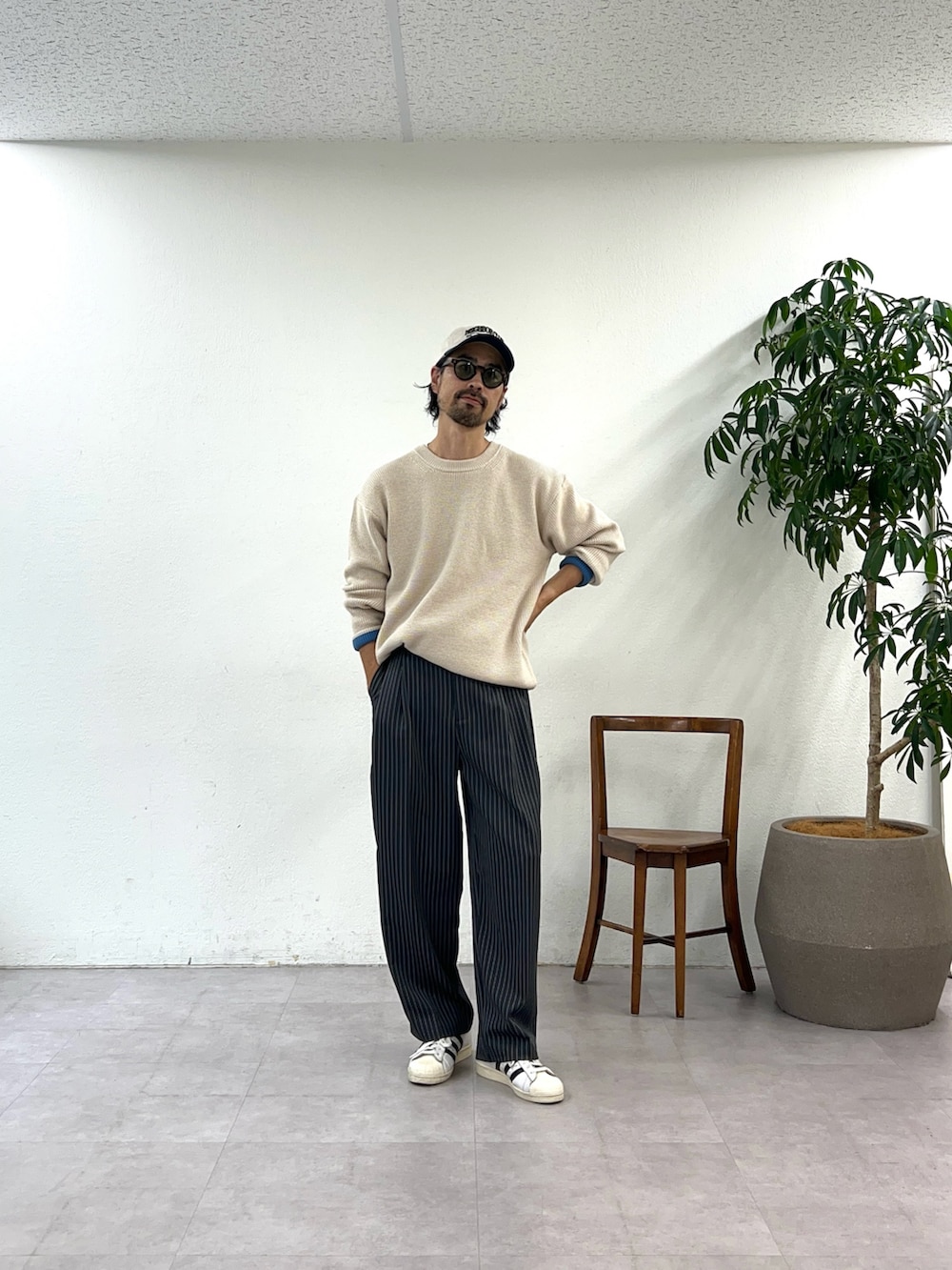 ホワイト系のニット/セーターを着用したメンズの秋コーディネートの2枚目の写真