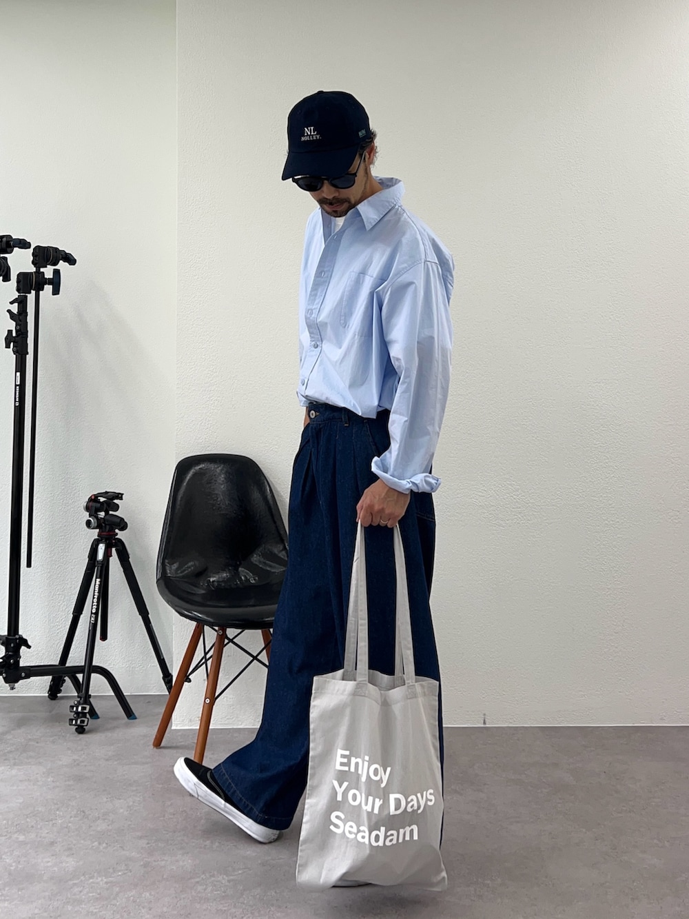 ブルー系のシャツ/ブラウス、グレー系のトートバッグを着用したメンズの春コーディネートの2枚目の写真