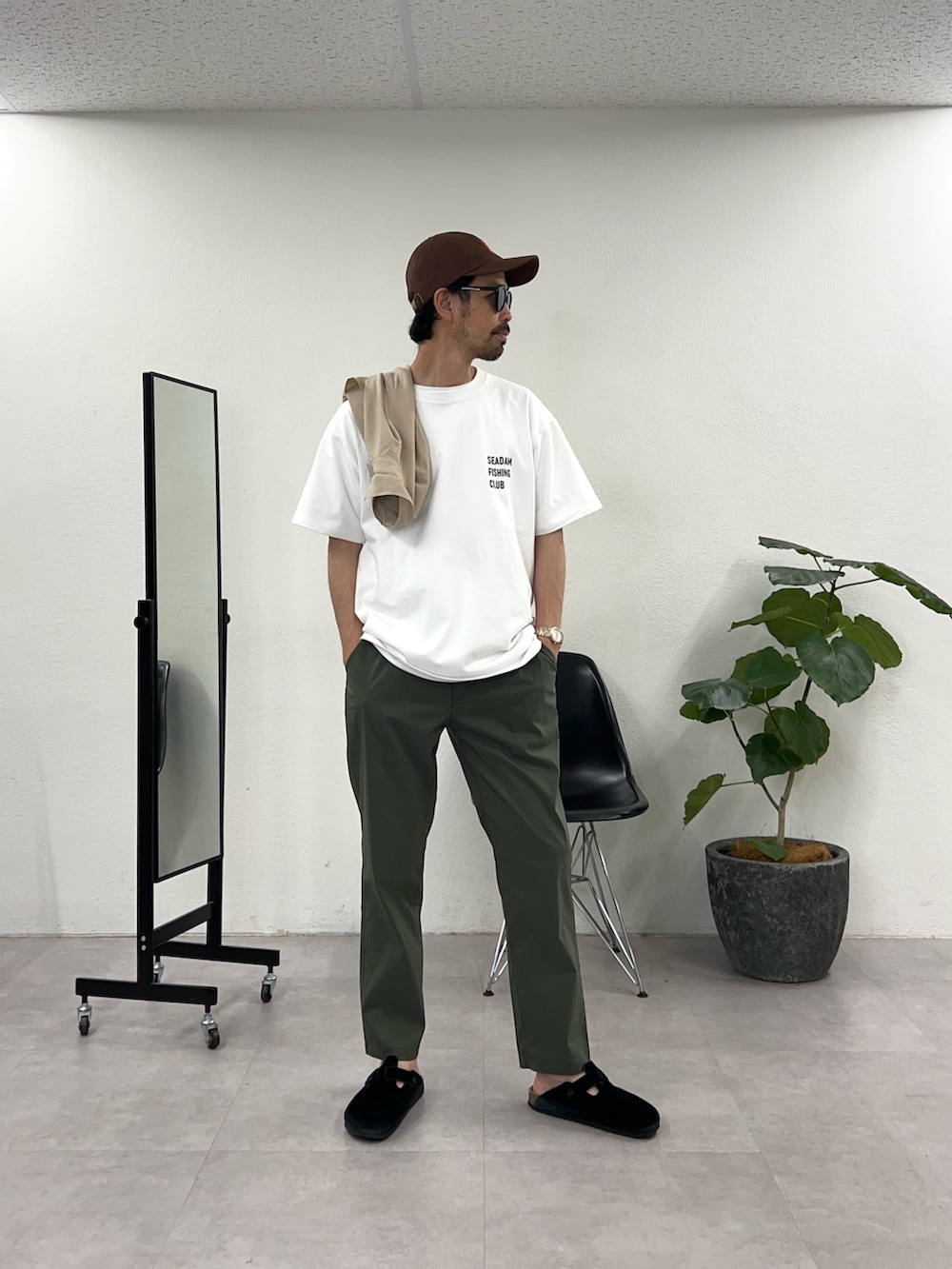 ホワイト系のTシャツ/カットソーを着用したメンズの春コーディネートの3枚目の写真