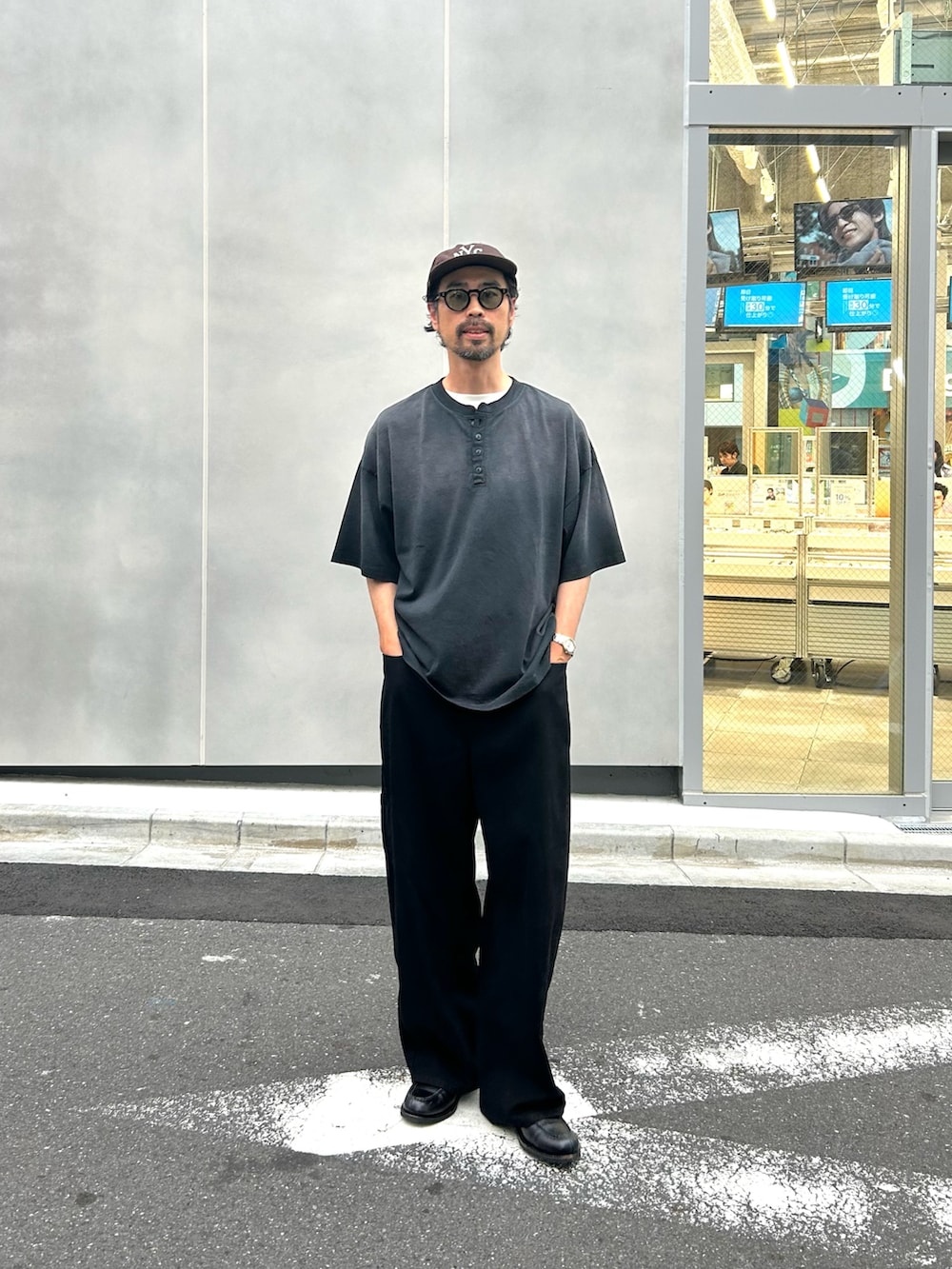 ブラック系のTシャツ/カットソーを着用したメンズの夏コーディネートの2枚目の写真