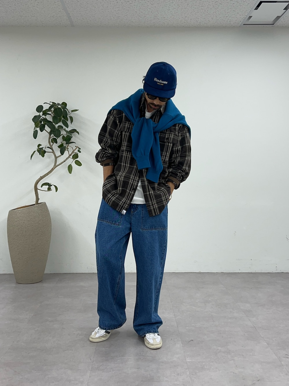 ブラウン系のシャツ/ブラウス、ブルー系のデニムパンツ、ブルー系のキャップを着用したメンズの夏コーディネートの3枚目の写真