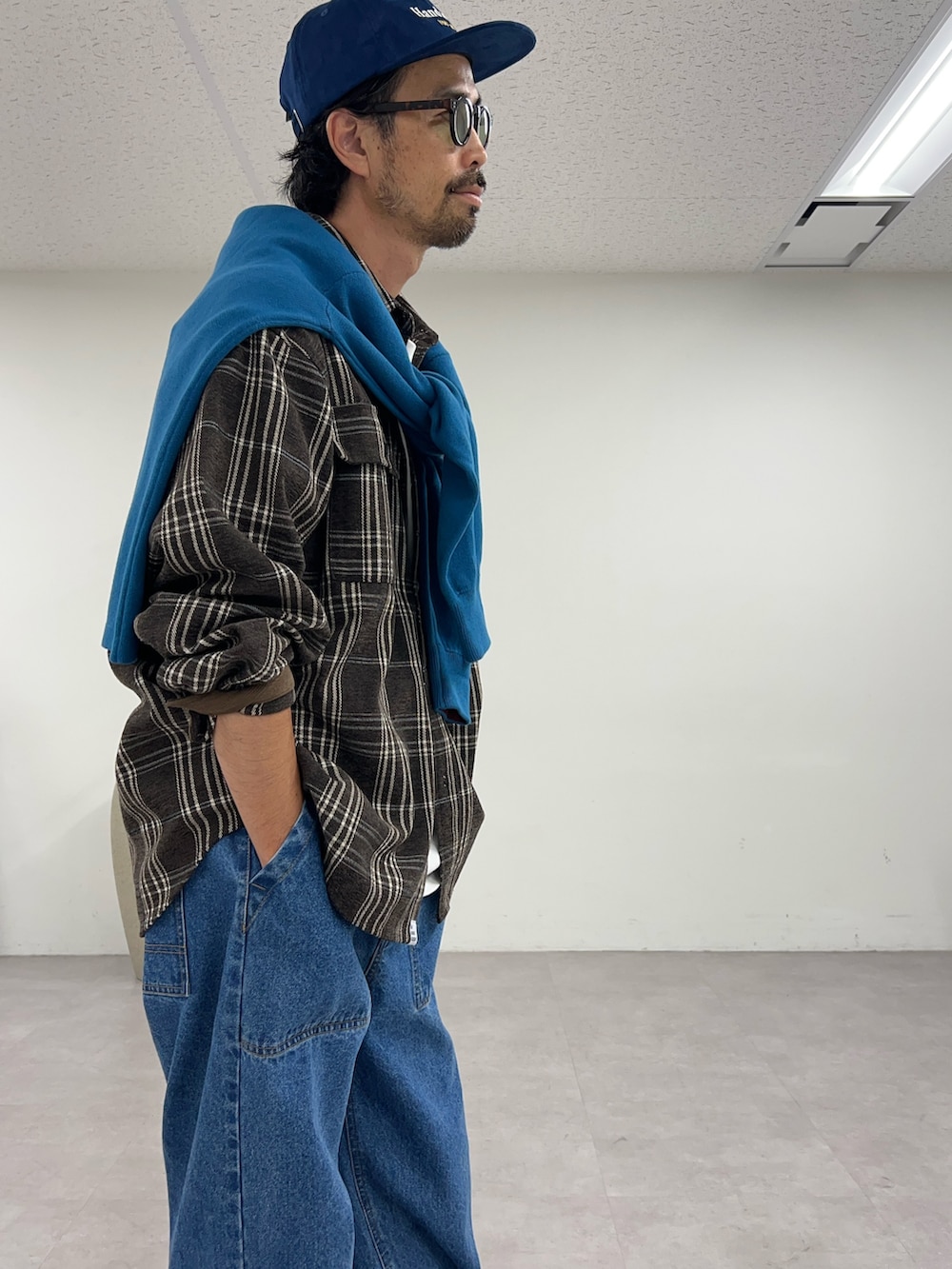 ブラウン系のシャツ/ブラウス、ブルー系のデニムパンツ、ブルー系のキャップを着用したメンズの夏コーディネートの6枚目の写真