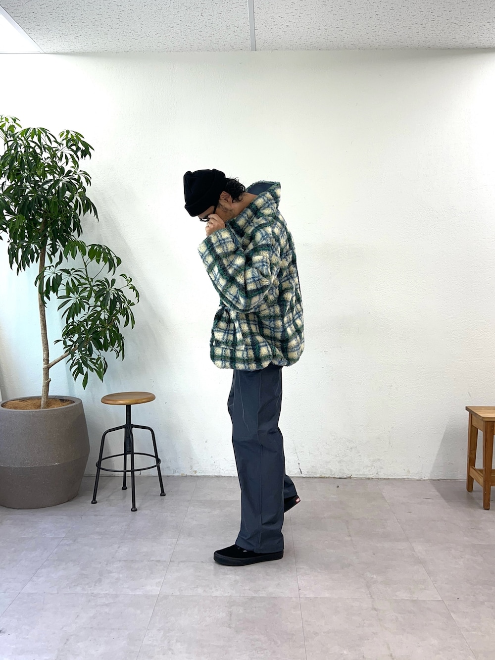 ブルー系のブルゾン、ブルー系のその他パンツを着用したメンズの夏コーディネートの5枚目の写真