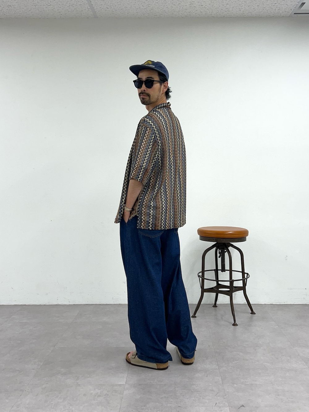 ブラウン系のシャツ/ブラウス、ブルー系のデニムパンツを着用したメンズの夏コーディネートの3枚目の写真