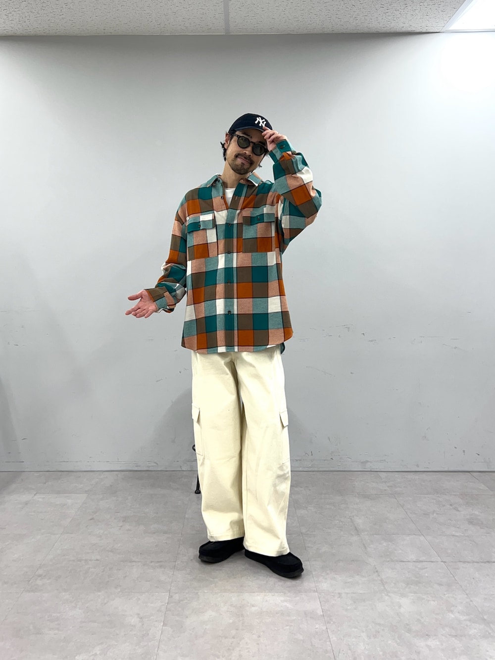 グリーン系のシャツ/ブラウス、ホワイト系のカーゴパンツを着用したメンズの冬コーディネートの2枚目の写真