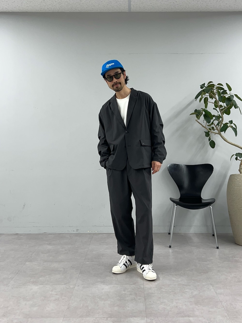 グレー系のテーラードジャケット、グレー系のスラックスを着用したメンズの冬コーディネートの3枚目の写真