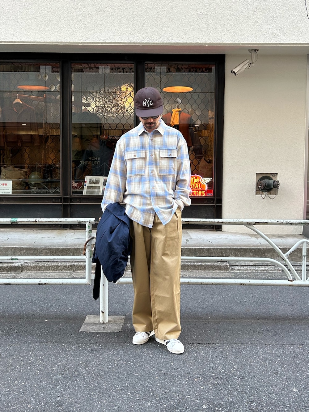 ベージュ系のシャツ/ブラウスを着用したメンズの冬コーディネートの4枚目の写真