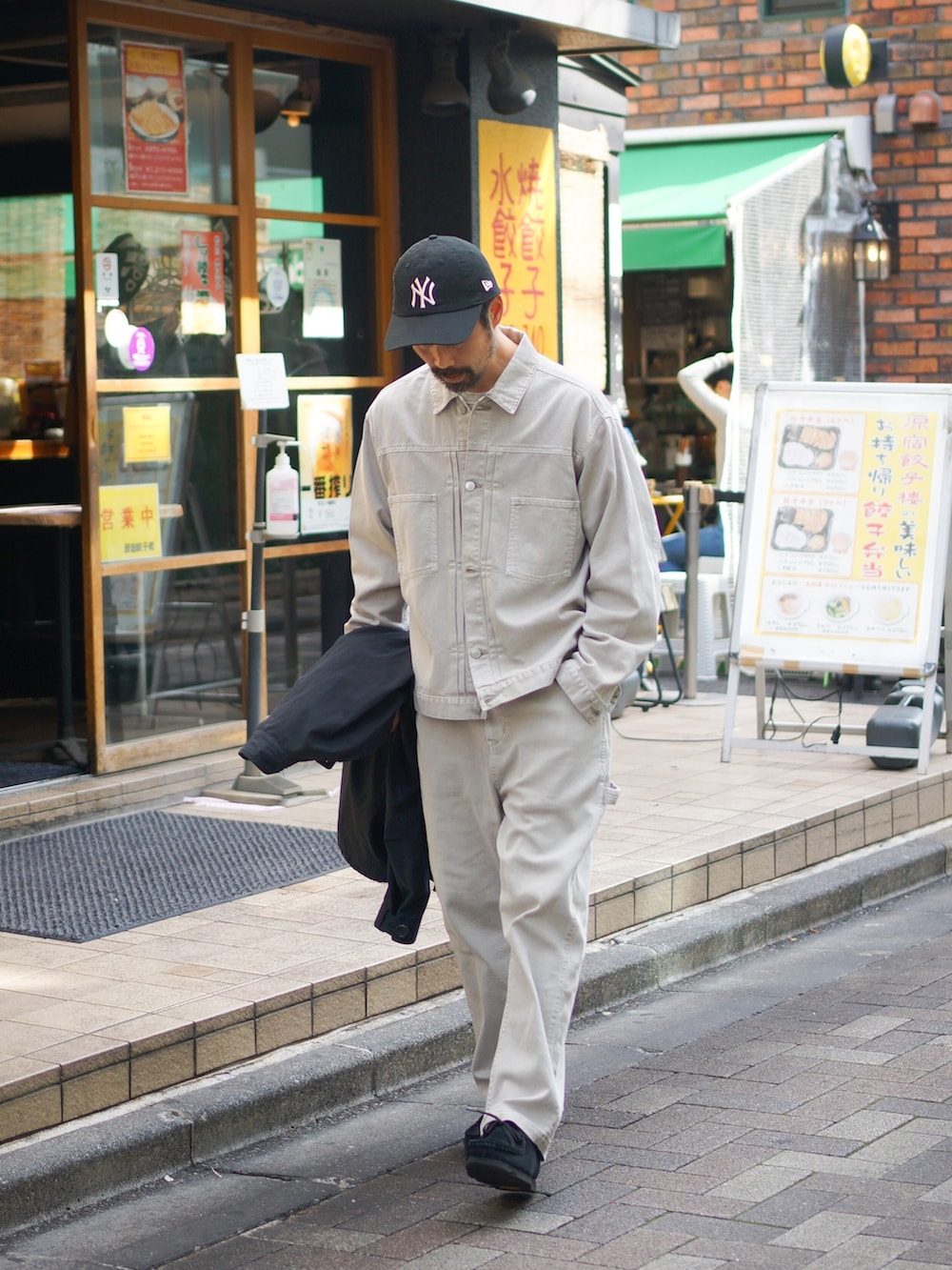 ベージュ系のデニムパンツ、ベージュ系のデニムジャケットを着用したメンズの冬コーディネートの4枚目の写真