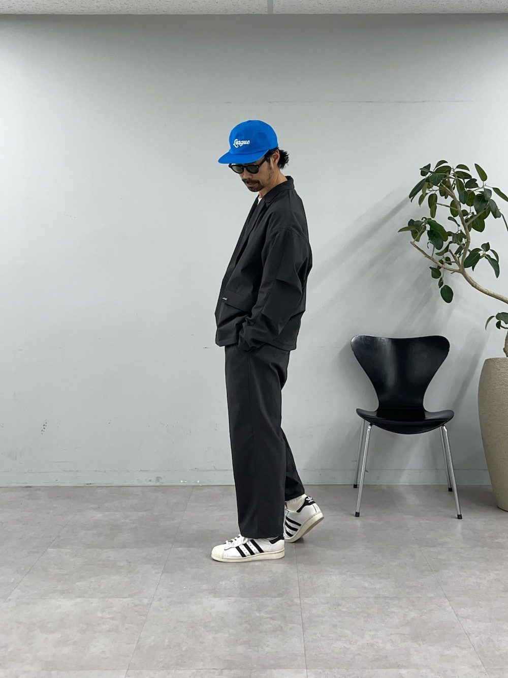 グレー系のテーラードジャケット、グレー系のスラックスを着用したメンズの冬コーディネートの2枚目の写真