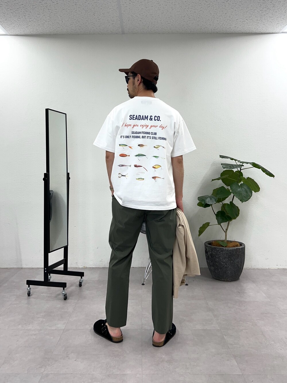 ホワイト系のTシャツ/カットソーを着用したメンズの春コーディネートの2枚目の写真