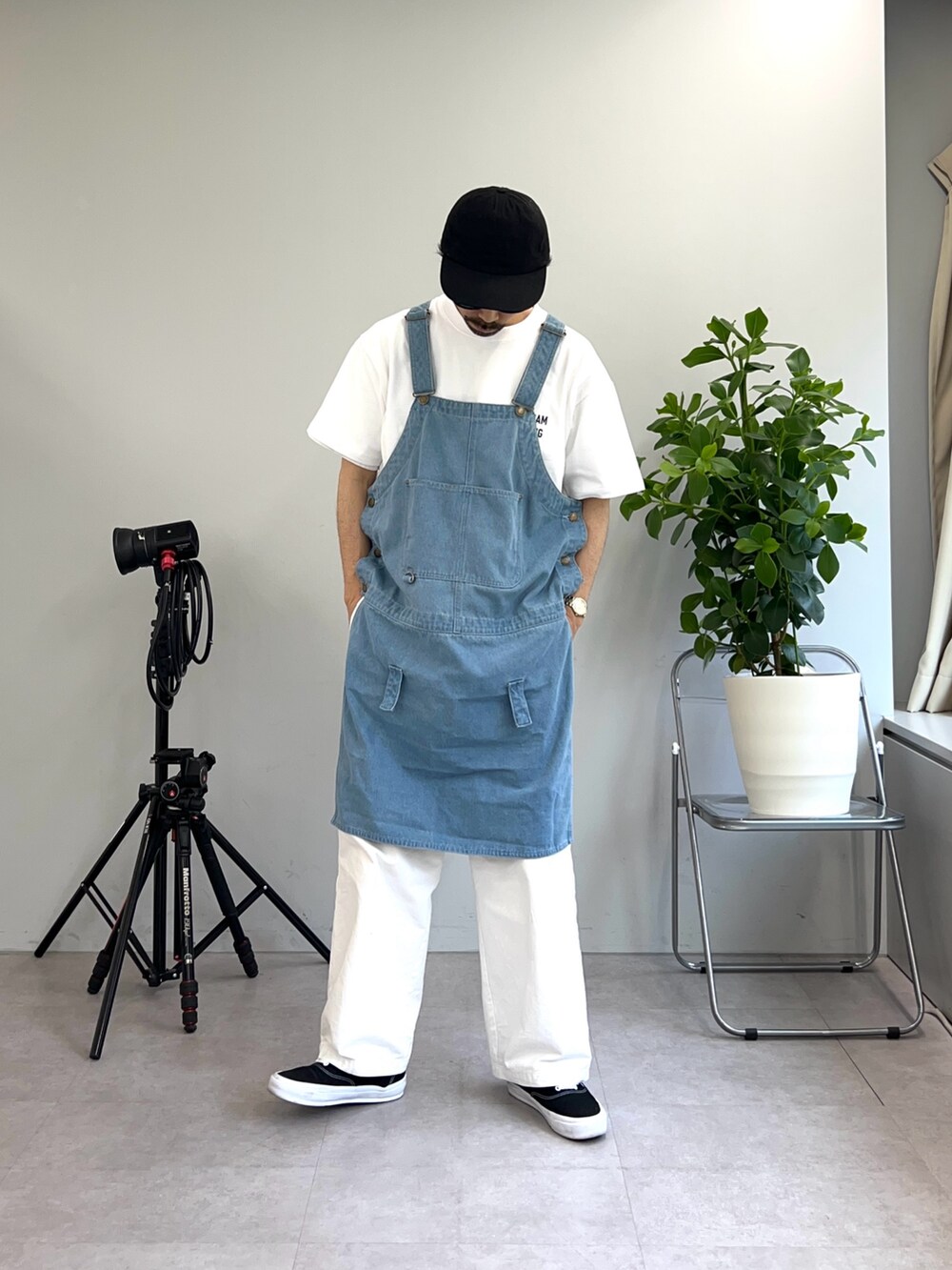 ブルー系のベスト、ホワイト系のその他パンツ、ホワイト系のTシャツ/カットソーを着用したメンズの夏コーディネートの4枚目の写真