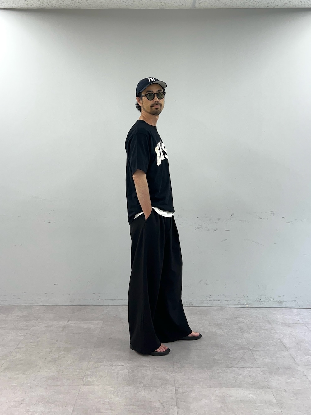 ブラック系のTシャツ/カットソーを着用したメンズの夏コーディネートの3枚目の写真