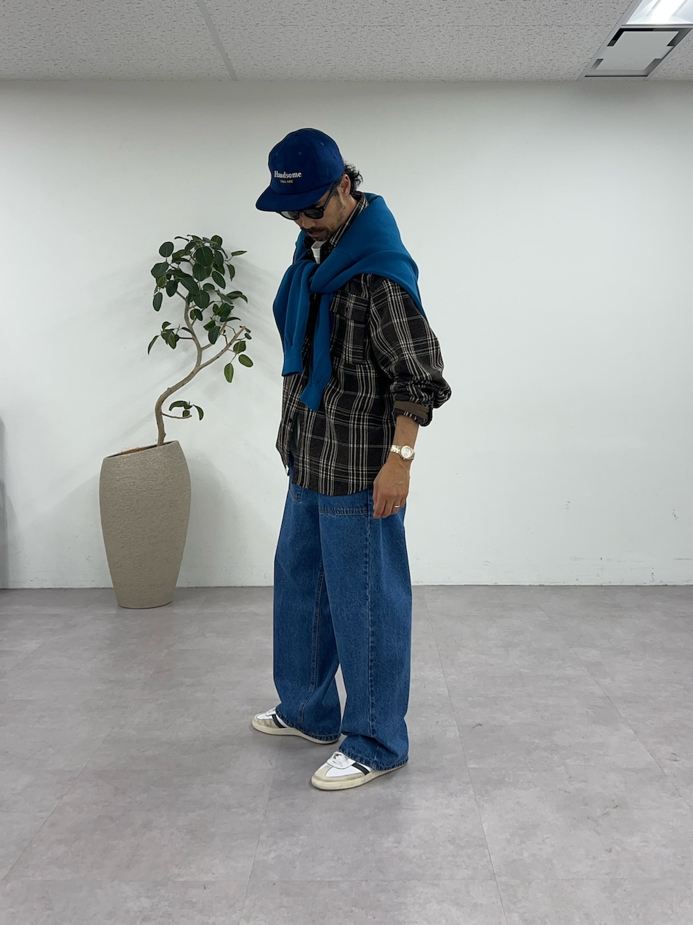 ブラウン系のシャツ/ブラウス、ブルー系のデニムパンツ、ブルー系のキャップを着用したメンズの夏コーディネートの4枚目の写真
