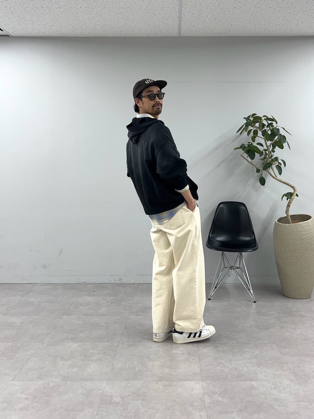 ブラック系のパーカー、ベージュ系のシャツ/ブラウスを着用したメンズの冬コーディネートの3枚目の写真