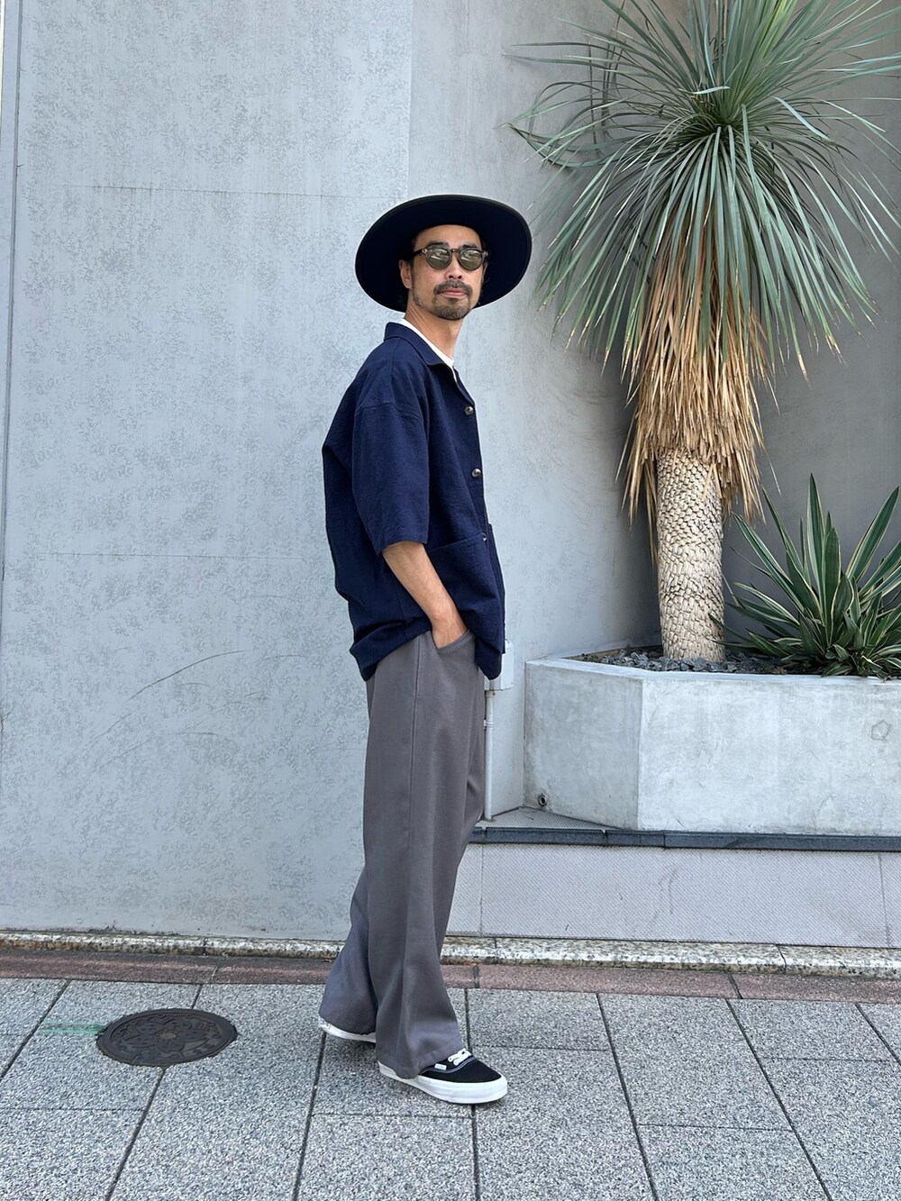 ブルー系のシャツ/ブラウス、グレー系のスラックスを着用したメンズの夏コーディネートの5枚目の写真