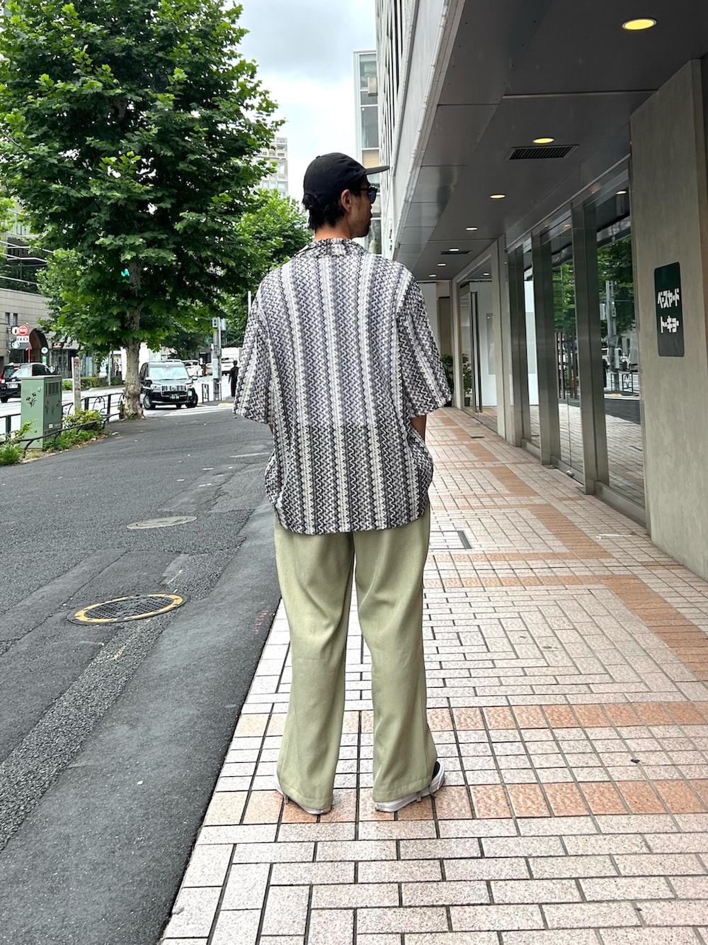 グレー系のシャツ/ブラウス、グリーン系のスラックス、ホワイト系のTシャツ/カットソーを着用したメンズの夏コーディネートの5枚目の写真