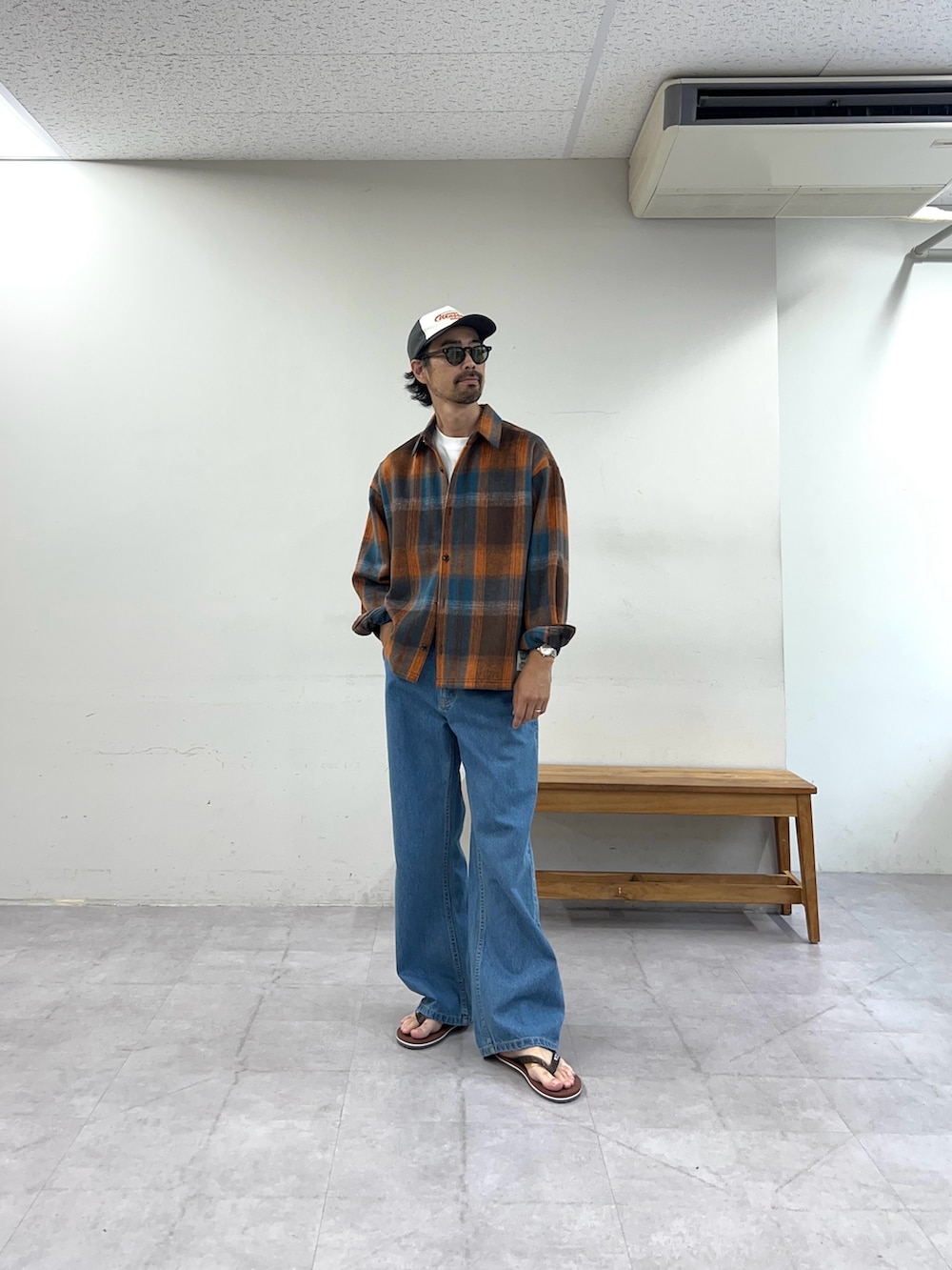 オレンジ系のシャツ/ブラウス、グレー系のキャップを着用したメンズの夏コーディネートの3枚目の写真