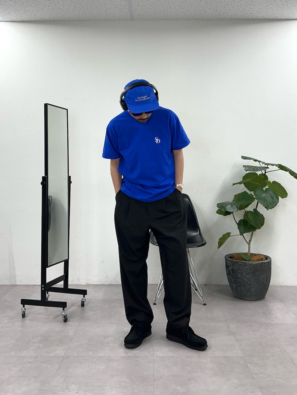 ブルー系のTシャツ/カットソーを着用したメンズの春コーディネートの2枚目の写真