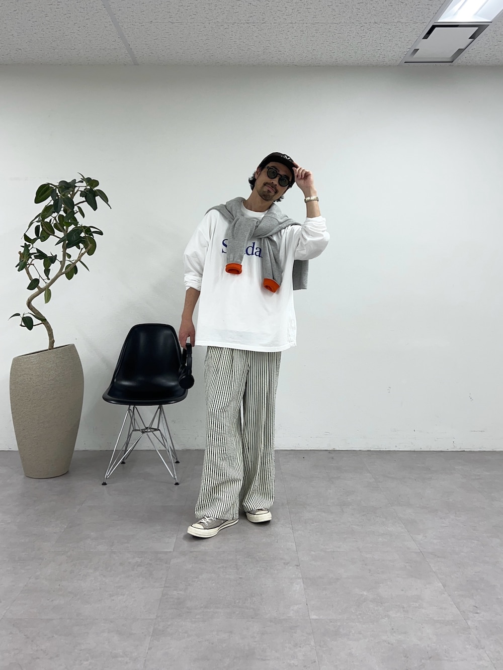 ホワイト系のTシャツ/カットソー、ホワイト系のその他パンツを着用したメンズの春コーディネートの4枚目の写真