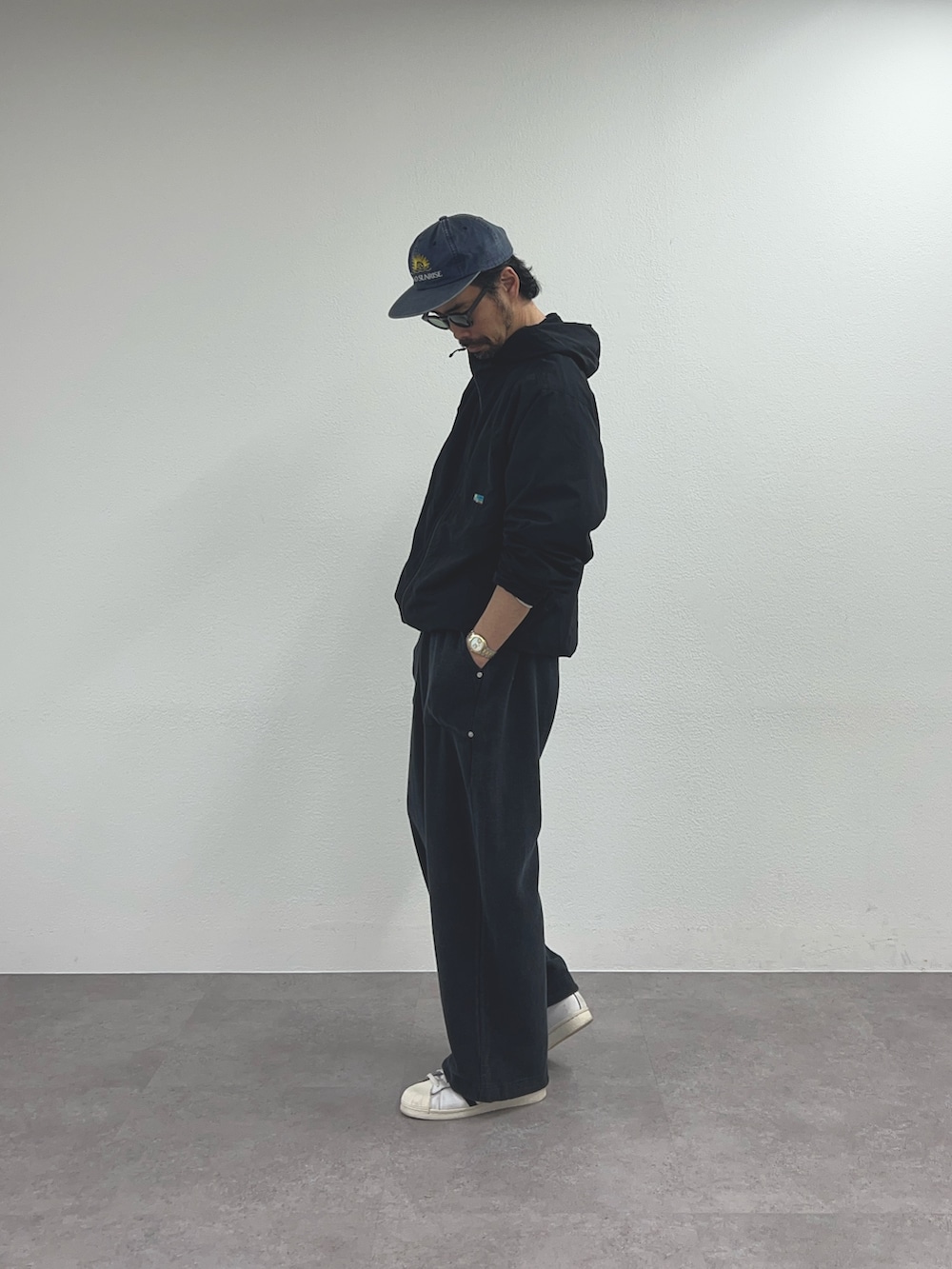 ブラック系のマウンテンパーカー、ブラック系のスウェットパンツを着用したメンズの春コーディネートの2枚目の写真