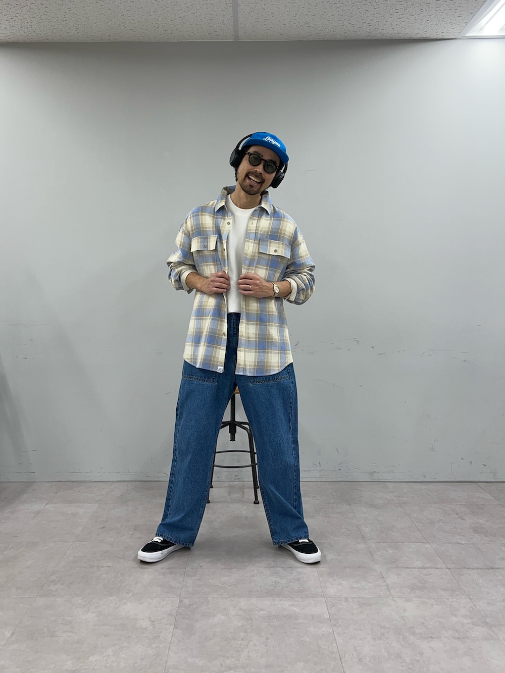 ベージュ系のシャツ/ブラウス、ブルー系のデニムパンツ、ブルー系のキャップを着用したメンズの冬コーディネートの2枚目の写真