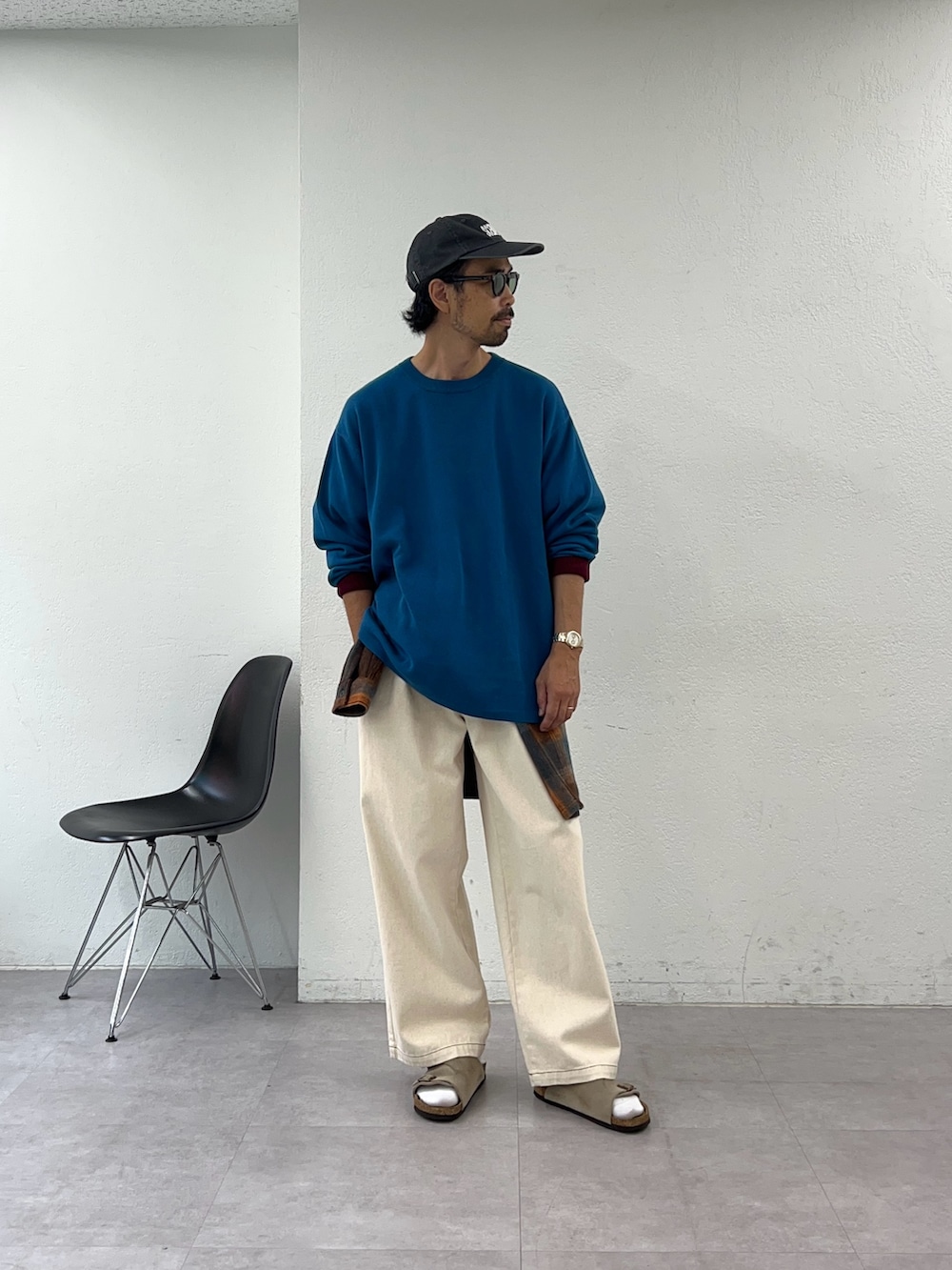 ブルー系のニット/セーター、オレンジ系のシャツ/ブラウスを着用したメンズの秋コーディネートの2枚目の写真