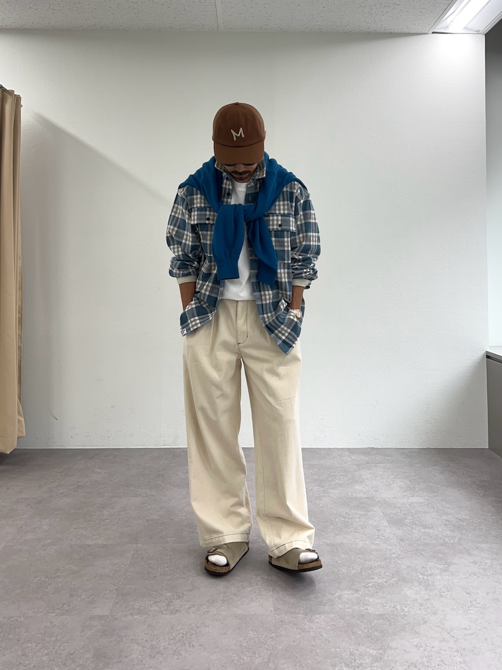 ブルー系のシャツ/ブラウスを着用したメンズの秋コーディネートの3枚目の写真