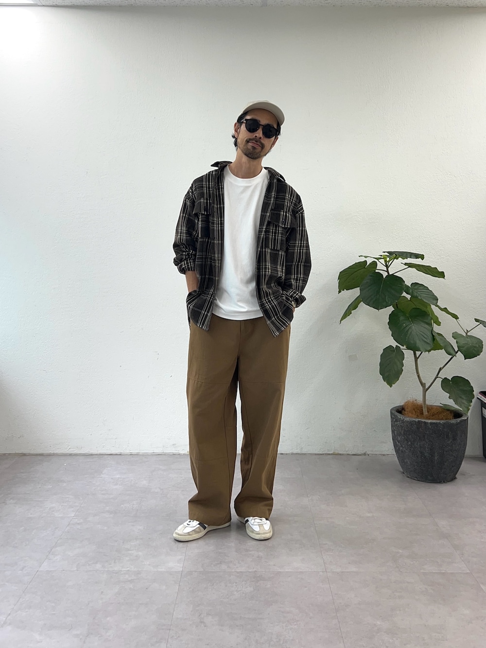 ブラウン系のシャツ/ブラウス、ブラウン系のパンツ、ホワイト系のキャップを着用したメンズの夏コーディネートの2枚目の写真