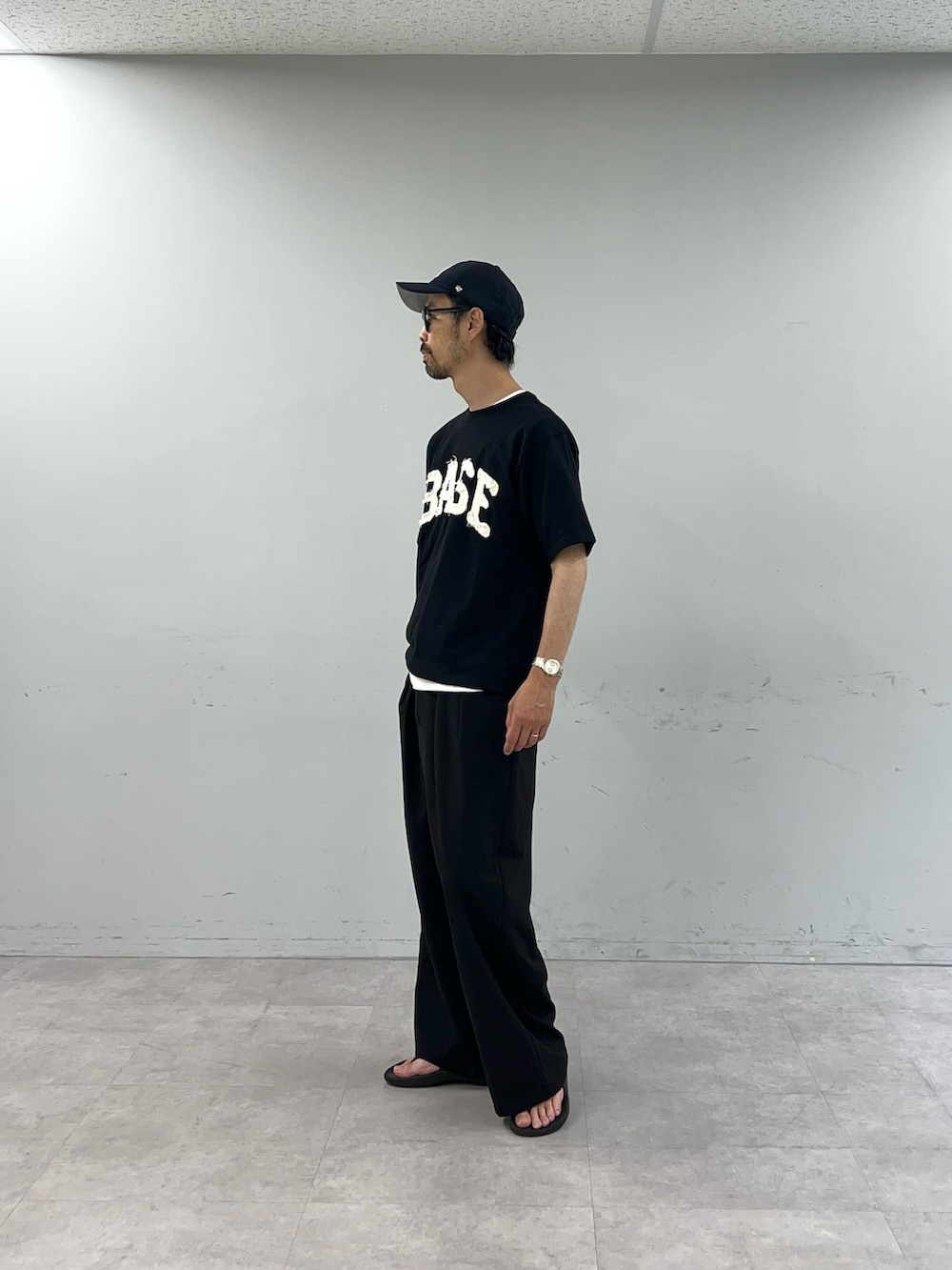 ブラック系のTシャツ/カットソーを着用したメンズの夏コーディネートの2枚目の写真