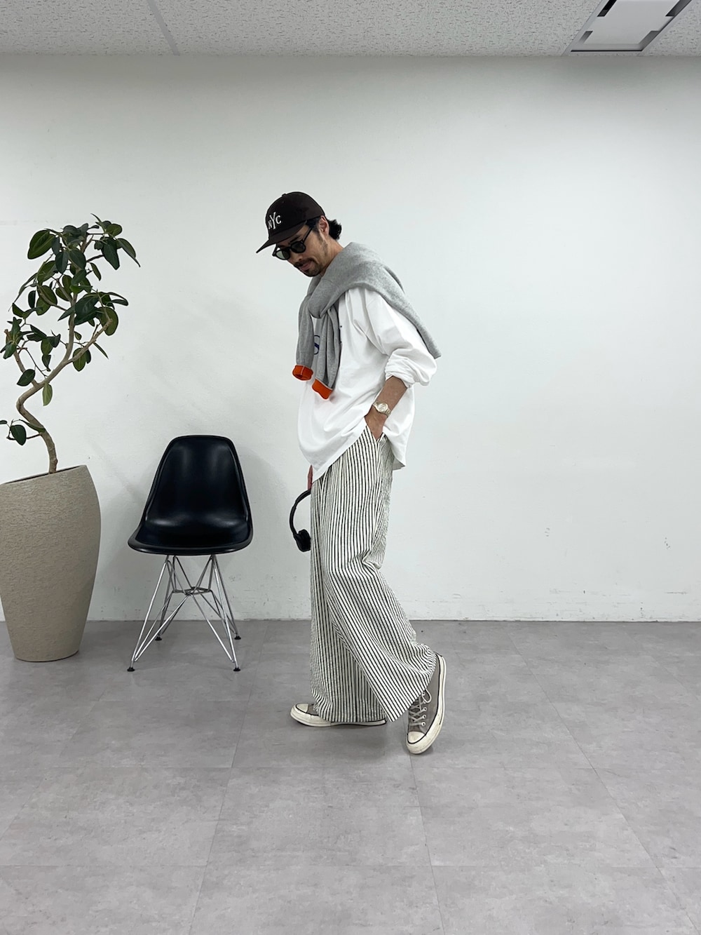 ホワイト系のTシャツ/カットソー、ホワイト系のその他パンツを着用したメンズの春コーディネートの3枚目の写真