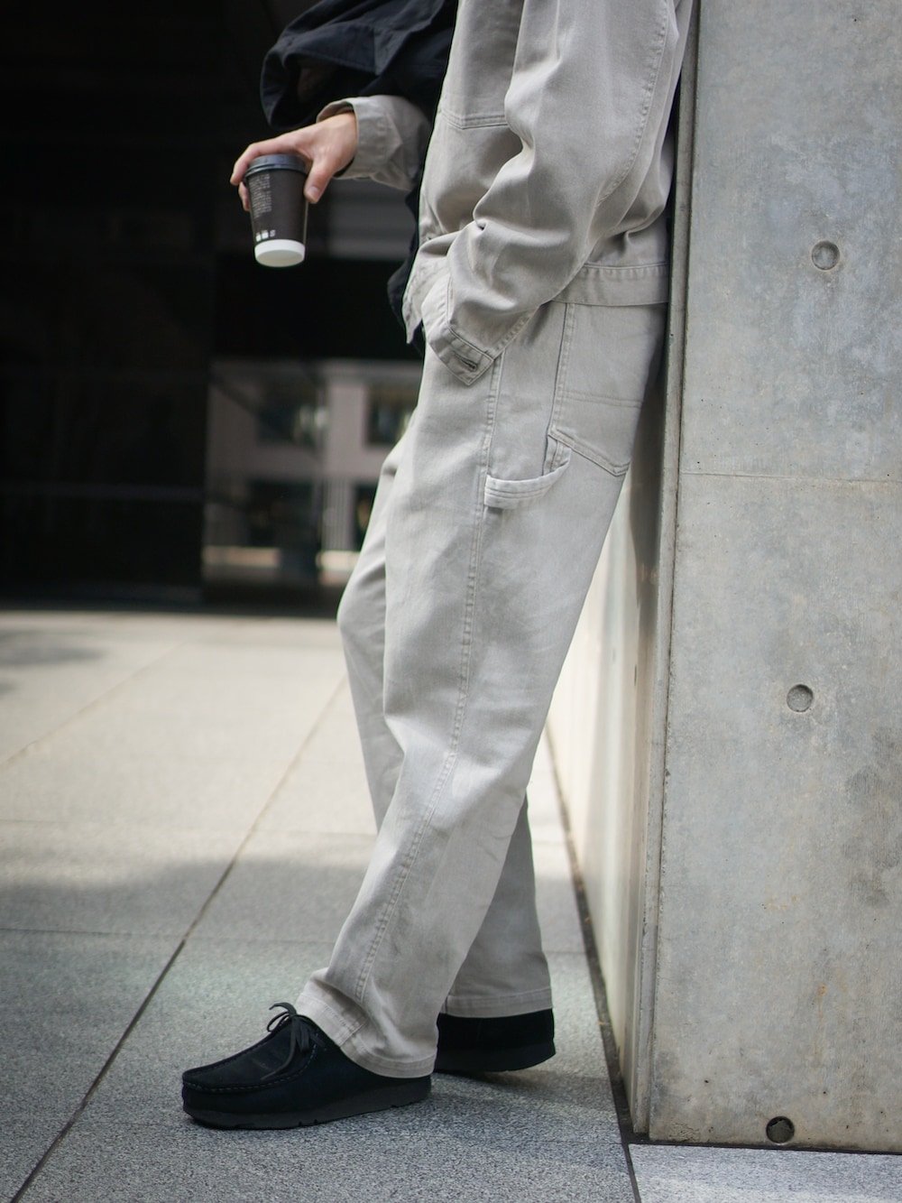 ベージュ系のデニムパンツ、ベージュ系のデニムジャケットを着用したメンズの冬コーディネートの2枚目の写真