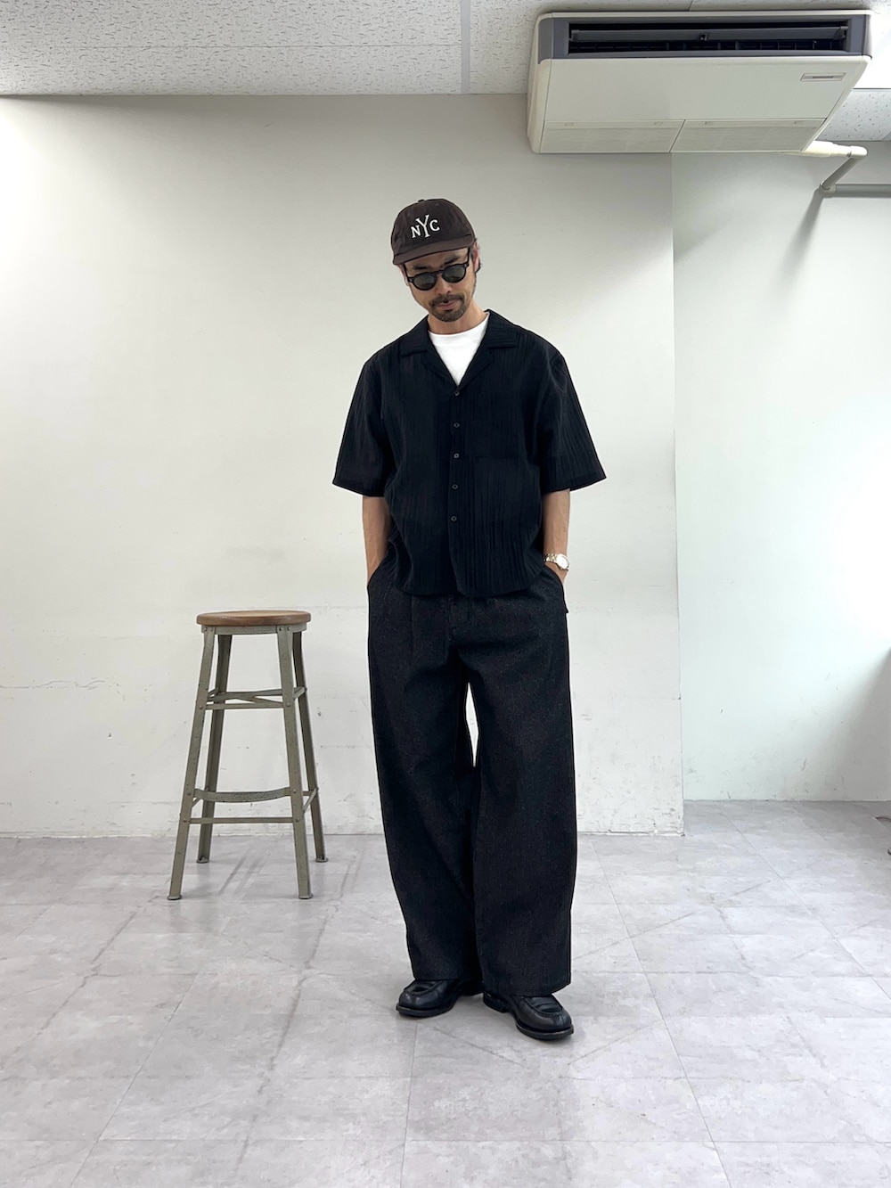 ブラック系のシャツ/ブラウス、ブラック系のスラックスを着用したメンズの夏コーディネートの2枚目の写真