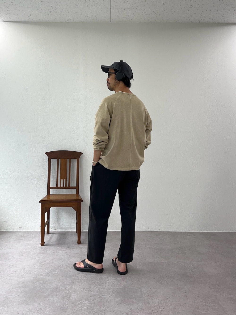 ベージュ系のTシャツ/カットソー、ブラック系のその他パンツを着用したメンズの夏コーディネートの2枚目の写真