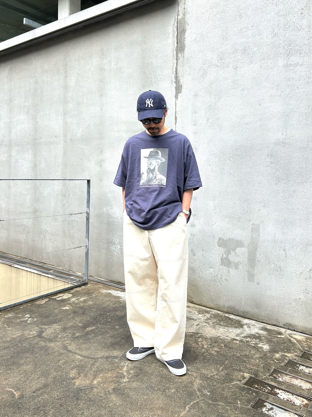 ブルー系のTシャツ/カットソーを着用したメンズの春コーディネートの2枚目の写真